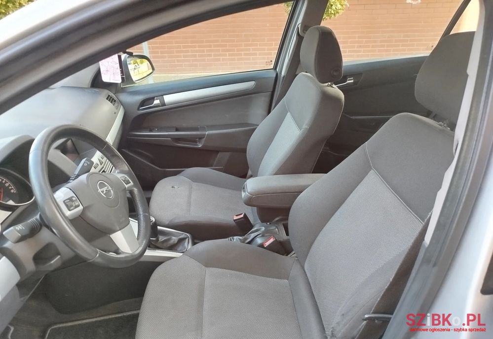 2010' Opel Astra photo #5