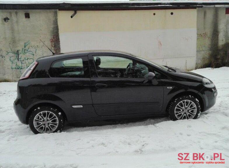 2011' Fiat Punto photo #1