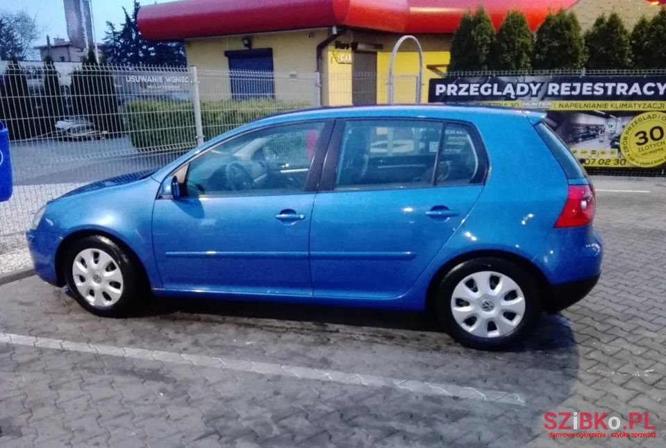 2004' Volkswagen Golf photo #2