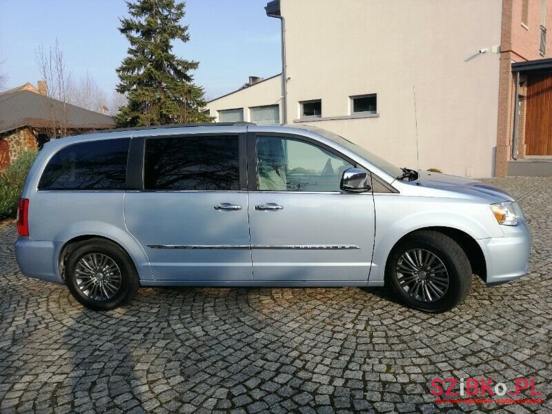 2013' Chrysler Town & Country photo #1