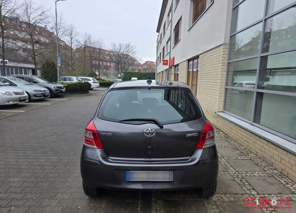 2011' Toyota Yaris photo #6