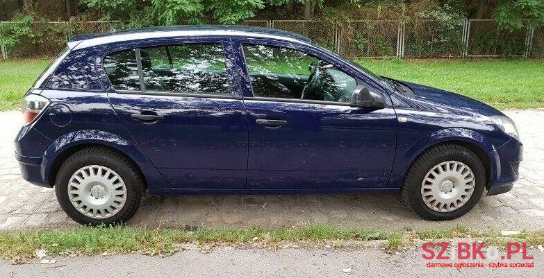 2012' Opel Astra photo #3