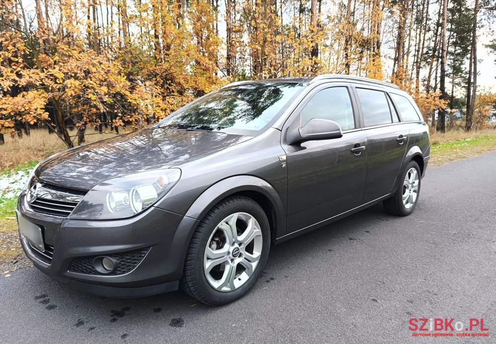 2010' Opel Astra photo #2