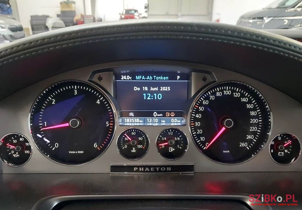 2015' Volkswagen Phaeton photo #6