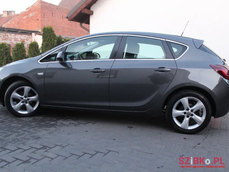 2010' Opel Astra photo #5