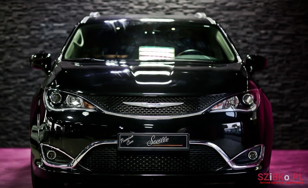 2017' Chrysler Pacifica photo #1