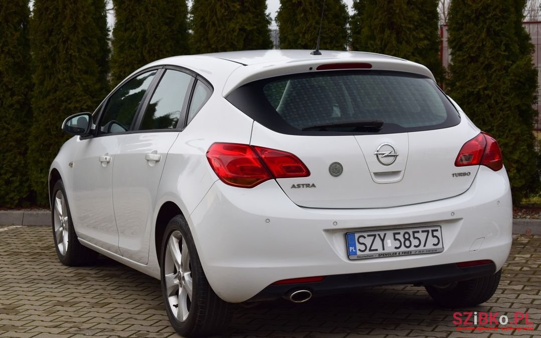 2010' Opel Astra photo #4