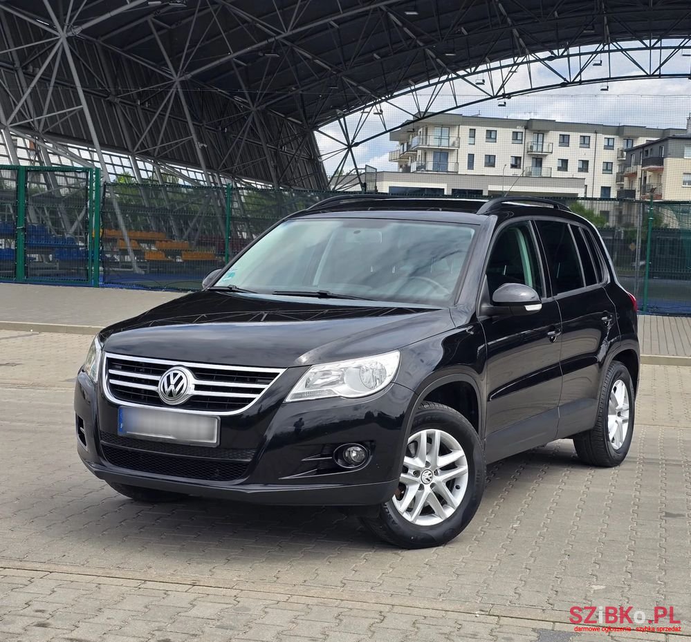 2011' Volkswagen Tiguan photo #2