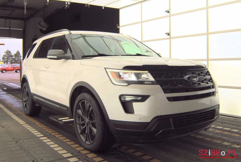 2018' Ford Explorer photo #4