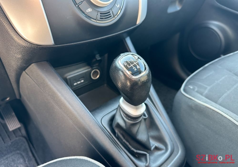 2010' Kia Venga photo #5