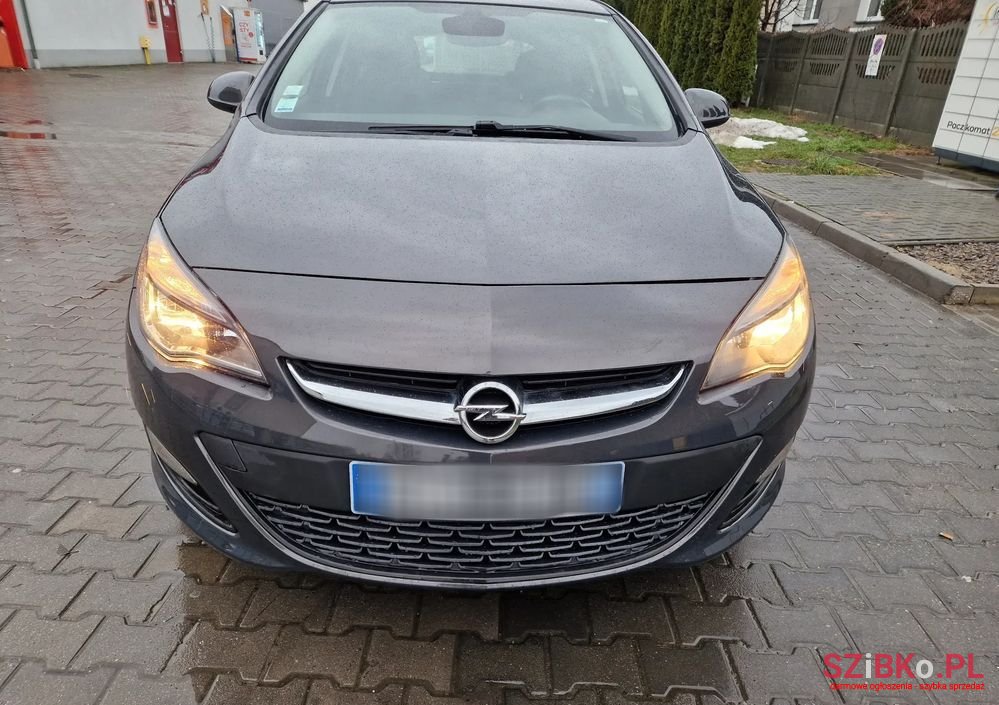 2013' Opel Astra photo #2