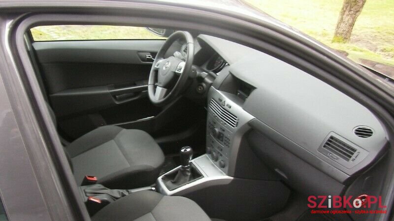 2012' Opel Astra photo #4