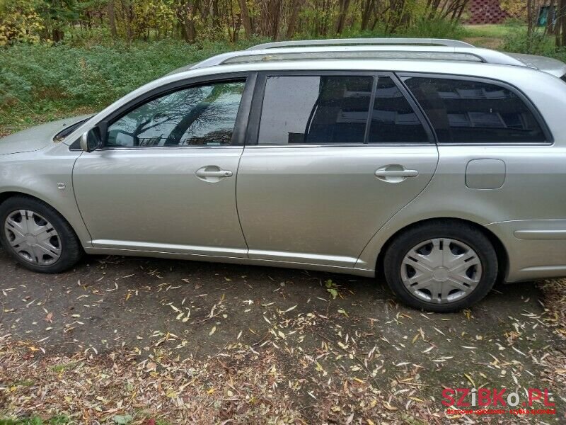 2004' Toyota Avensis photo #3