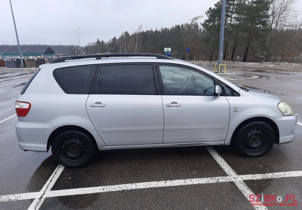 2005' Toyota Avensis Verso photo #2