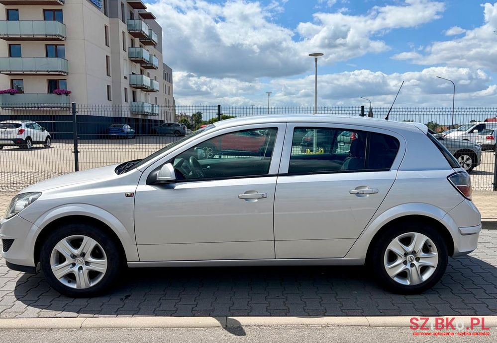 2011' Opel Astra 1.6 Enjoy photo #4
