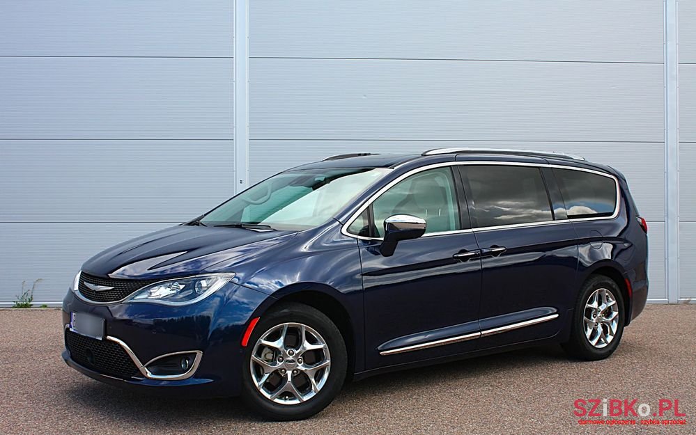 2017' Chrysler Pacifica photo #2
