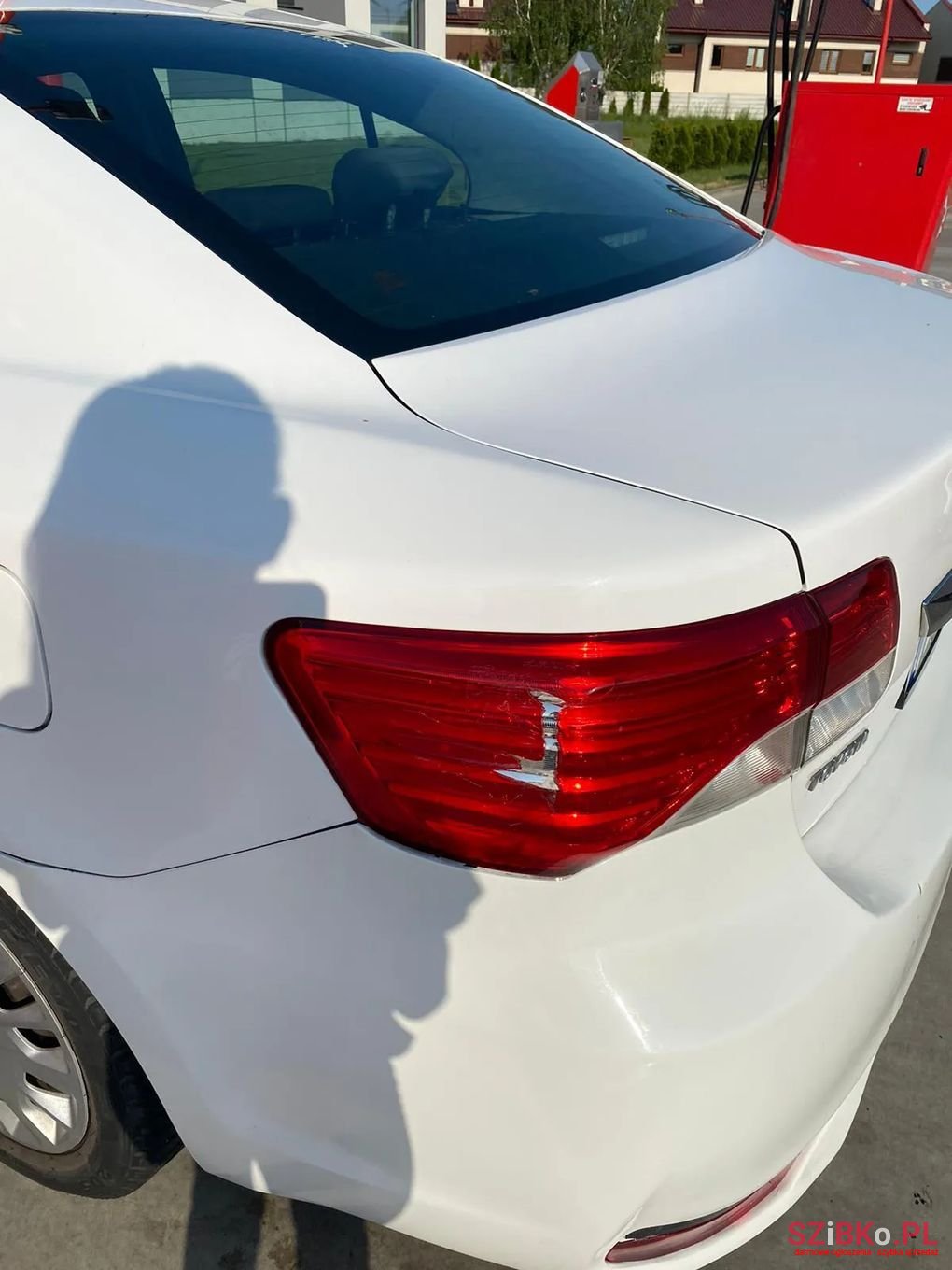 2011' Toyota Avensis photo #2