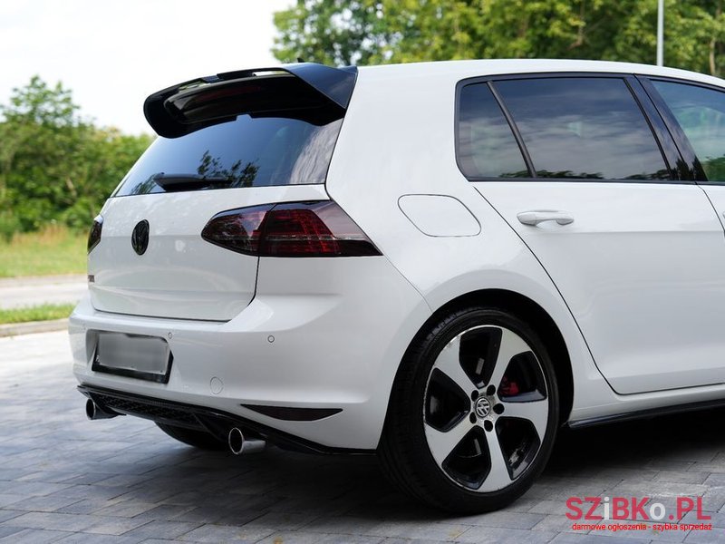 2015' Volkswagen Golf photo #6