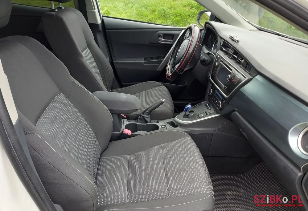 2013' Toyota Auris photo #4