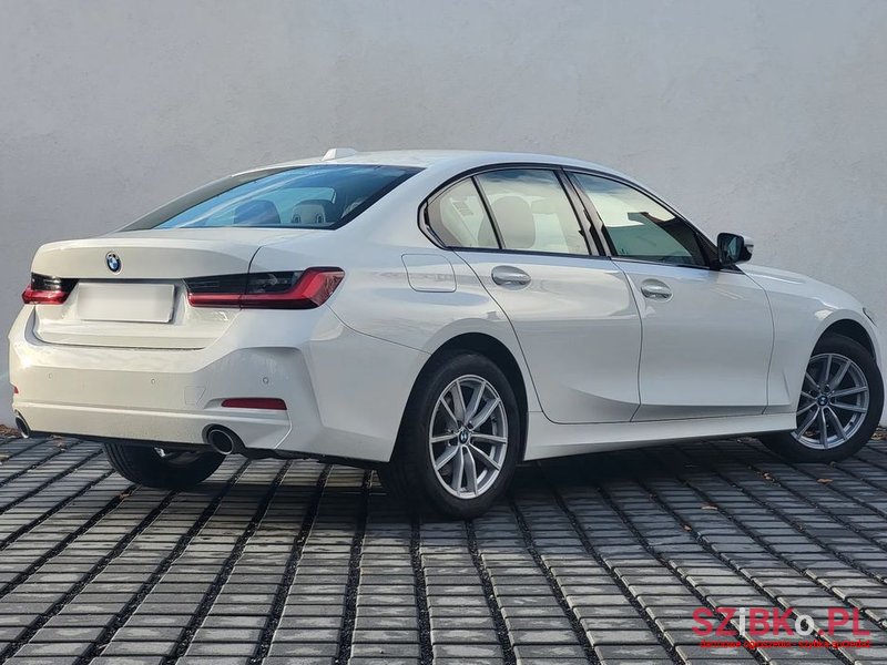 2022' BMW 3 Series 318I photo #3