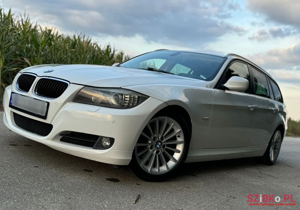 2011' BMW 3 Series 320D Touring photo #2
