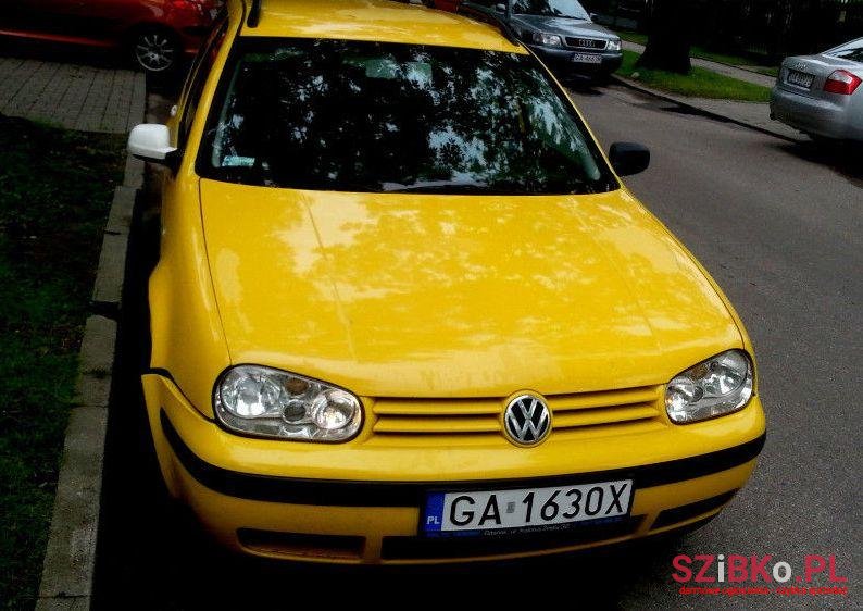 2002' Volkswagen Golf photo #1