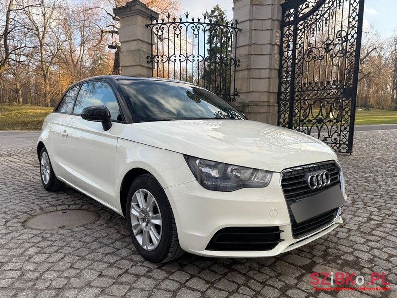2011' Audi A1 1.6 Tdi Ambition photo #1