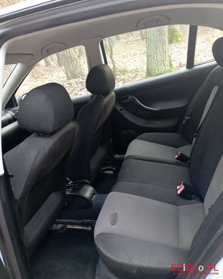 2004' SEAT Leon photo #2