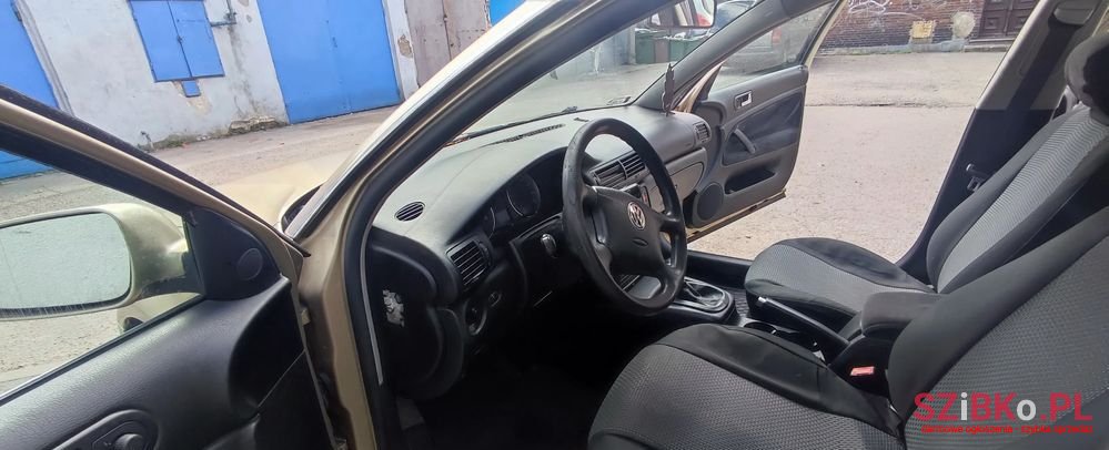 2002' Volkswagen Passat photo #4