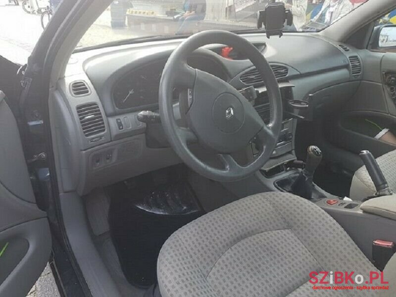 2004' Renault Laguna photo #2