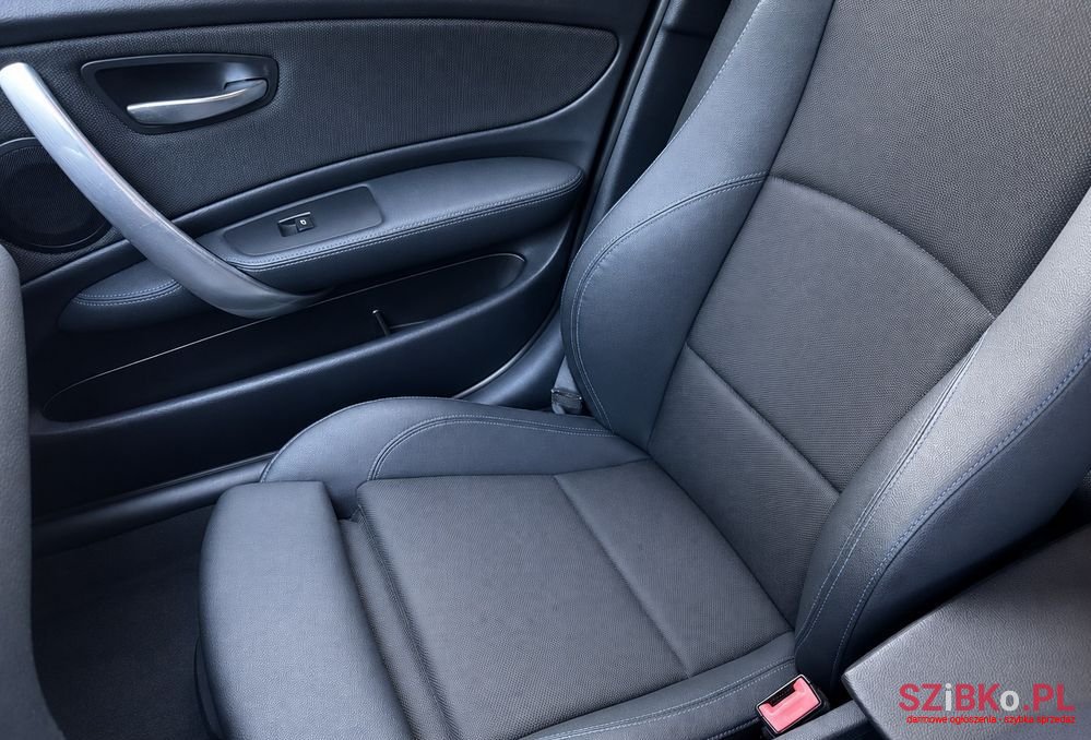2009' BMW 1 Series 118I photo #6