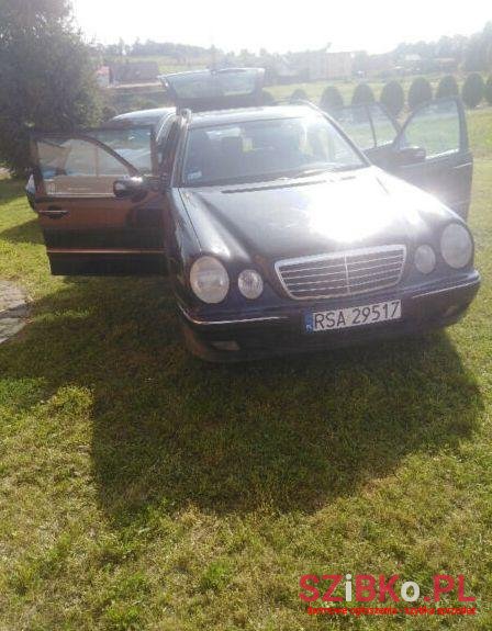 2001' Mercedes-Benz Klasa E photo #1