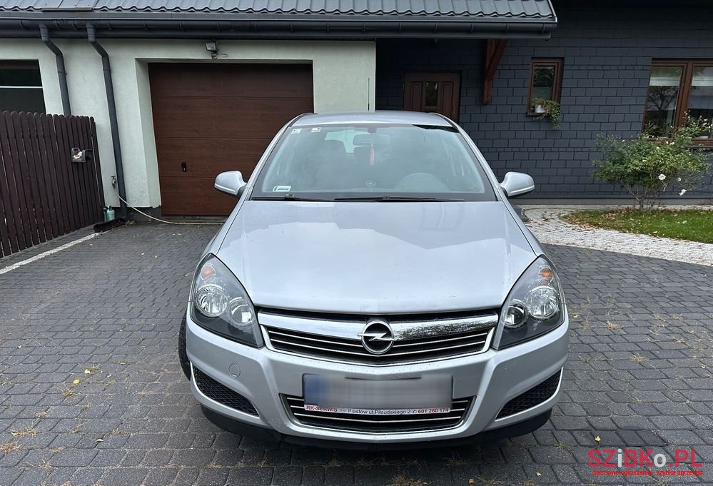 2012' Opel Astra photo #6