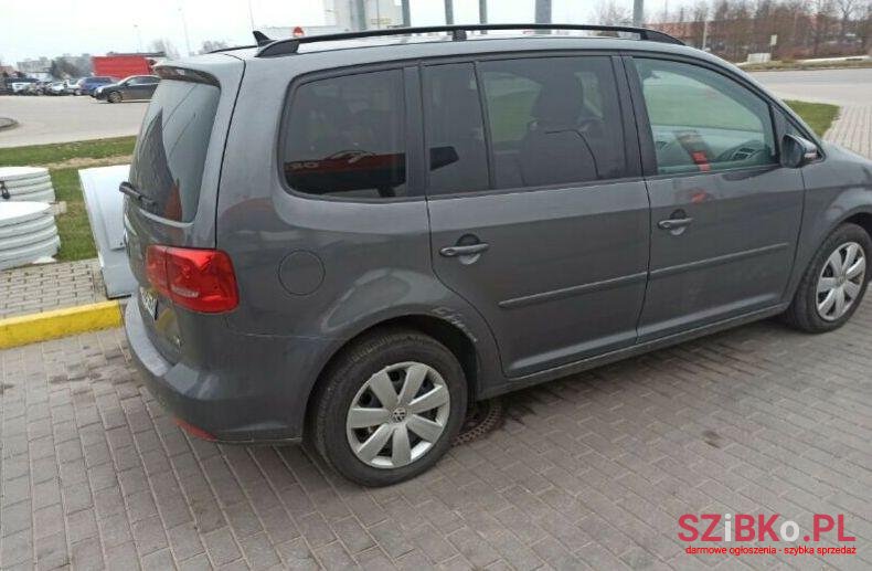 2011' Volkswagen Touran photo #1