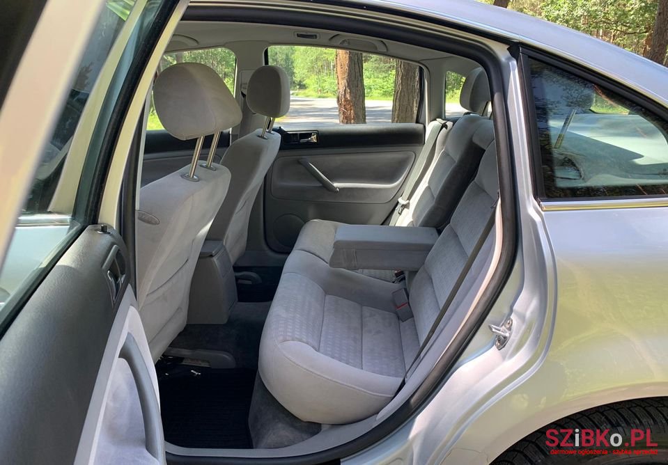 2002' Volkswagen Passat photo #5