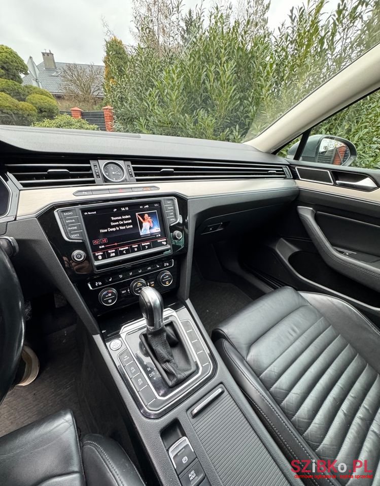 2015' Volkswagen Passat photo #3