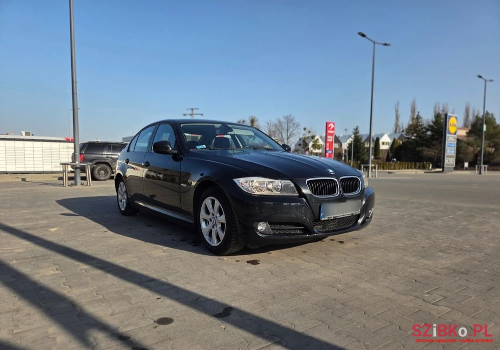 2010' BMW 3 Series 318I photo #4