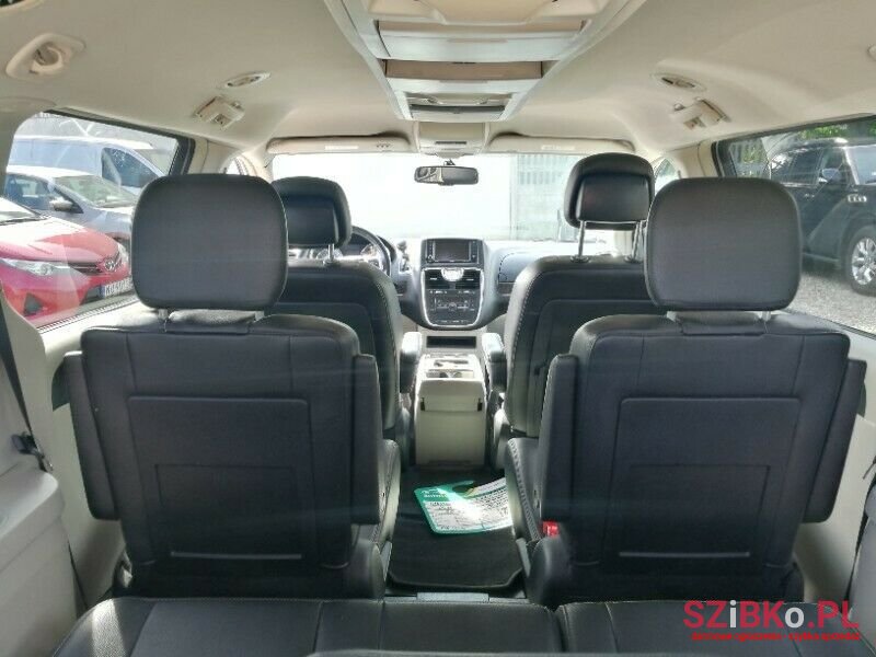 2016' Chrysler Town Country photo #4