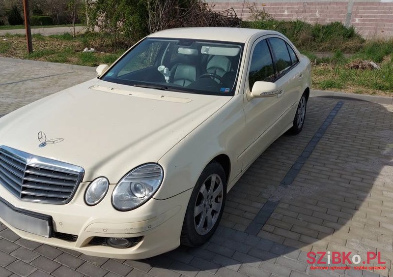 2008' Mercedes-Benz E-Class 200 Cdi photo #1