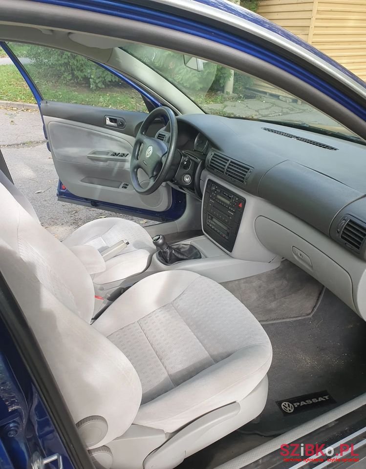 2002' Volkswagen Passat photo #5