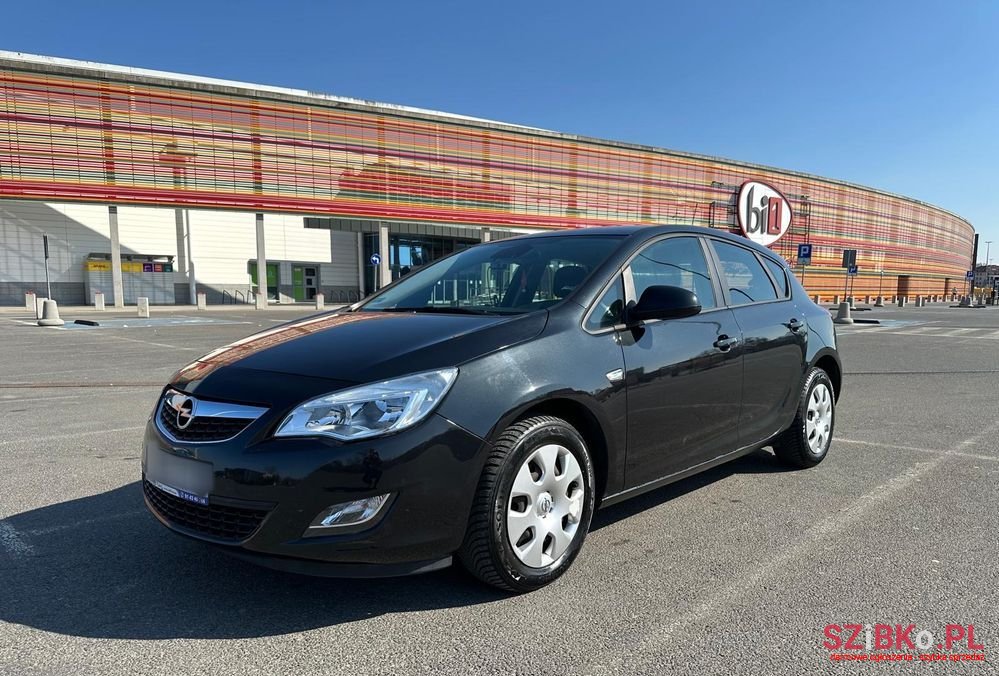 2012' Opel Astra photo #1