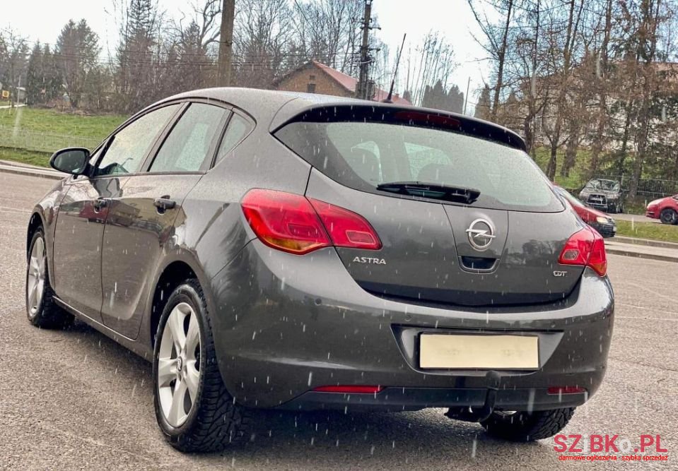 2010' Opel Astra photo #5