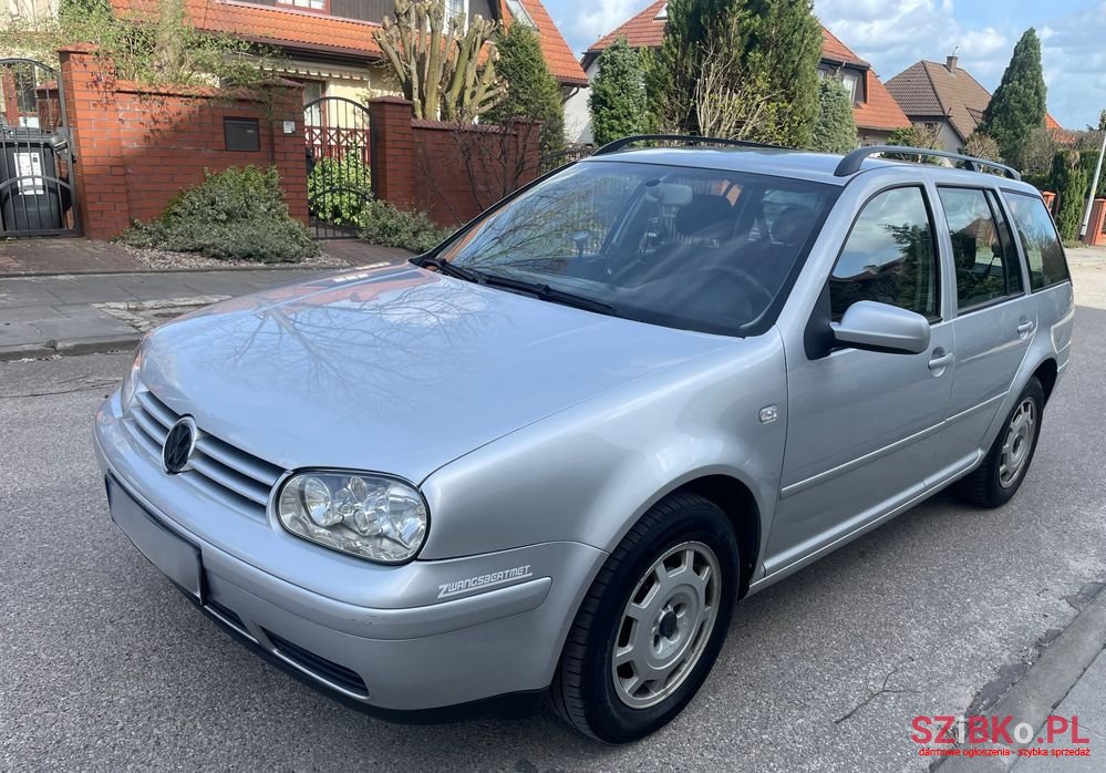 2004' Volkswagen Golf photo #2