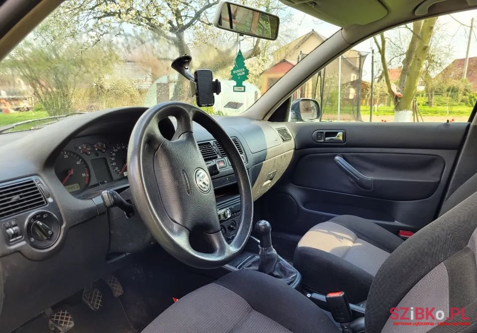 2001' Volkswagen Golf photo #6