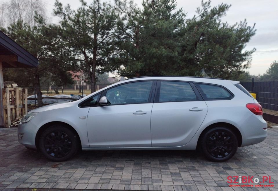 2011' Opel Astra photo #6