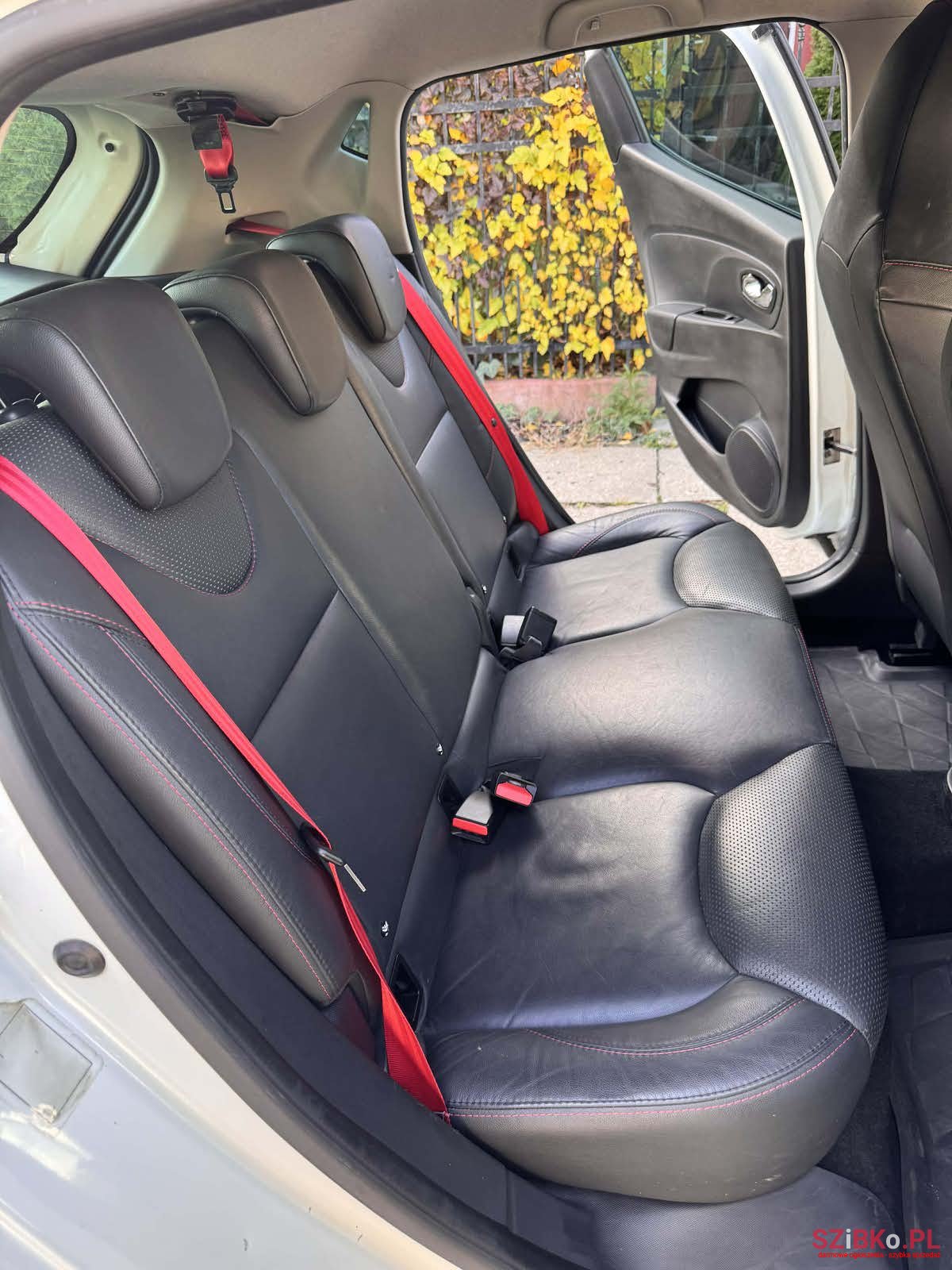 2014' Renault Clio IV RS photo #7