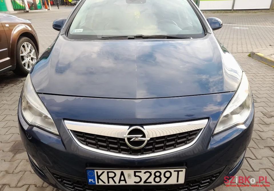 2011' Opel Astra photo #1