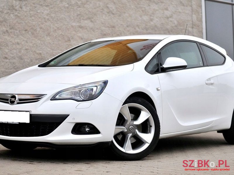 2011' Opel Astra photo #2