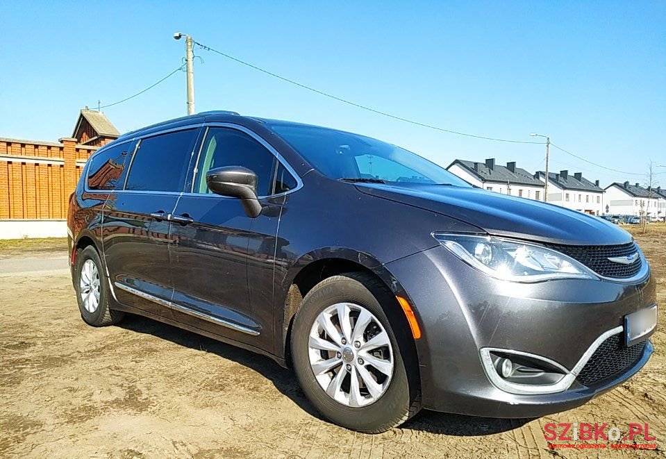 2019' Chrysler Pacifica photo #5