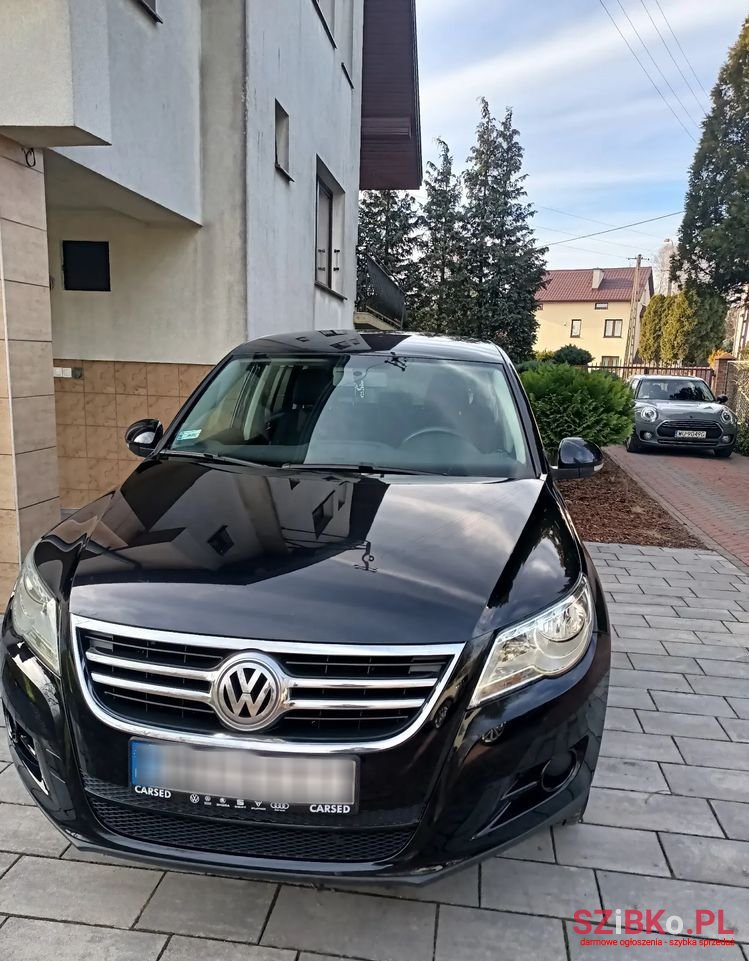 2010' Volkswagen Tiguan photo #2